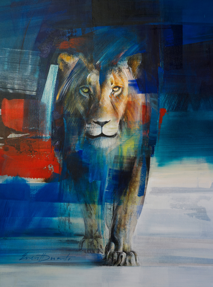 Gemälde eines Löwen von Everett Duarte. Der Löwe schreitet frontal auf den Betrachter zu, eingebettet in abstrakte, farbstarke Flächen in Blau-, Rot- und Gelbtönen. Ausdrucksstarke Augen und dynamische Pinselstriche verleihen dem Werk Tiefe und Spannung.